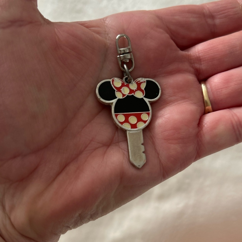 Minnie Mouse Key Charm - Picture 5 of 5